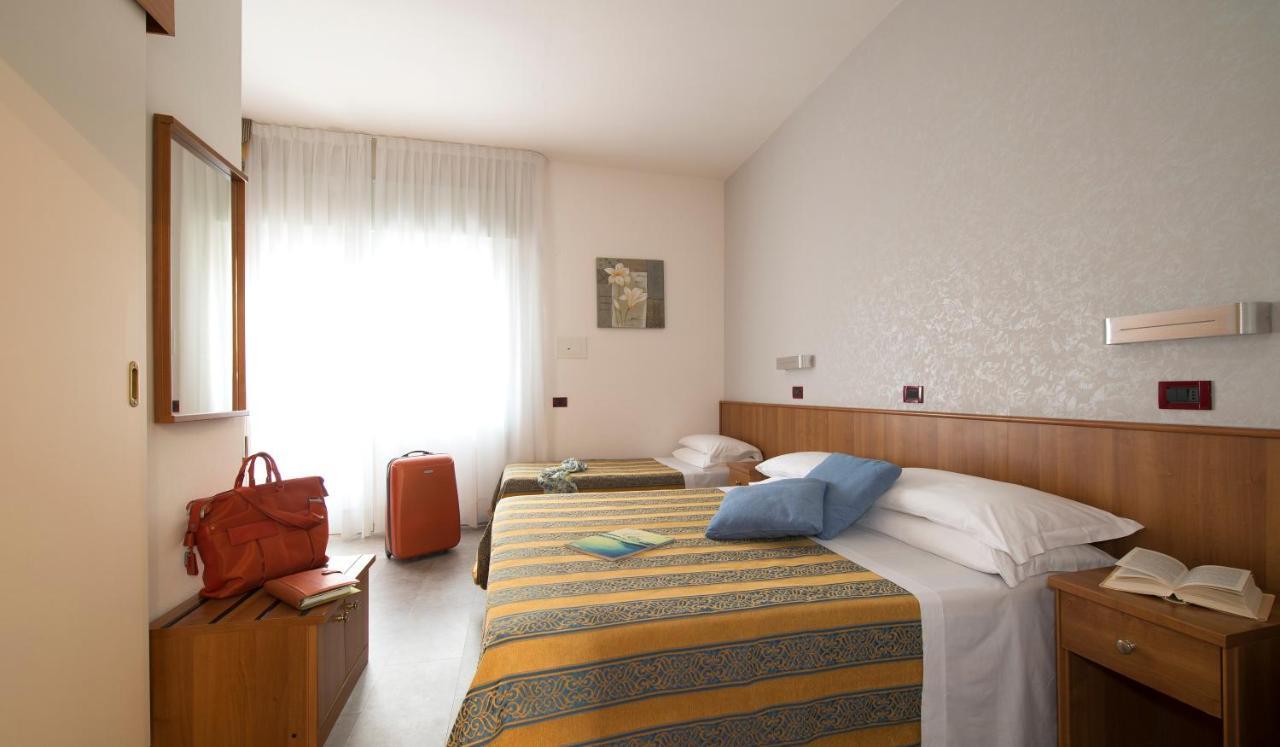Hotel Pillon Бибионе Екстериор снимка