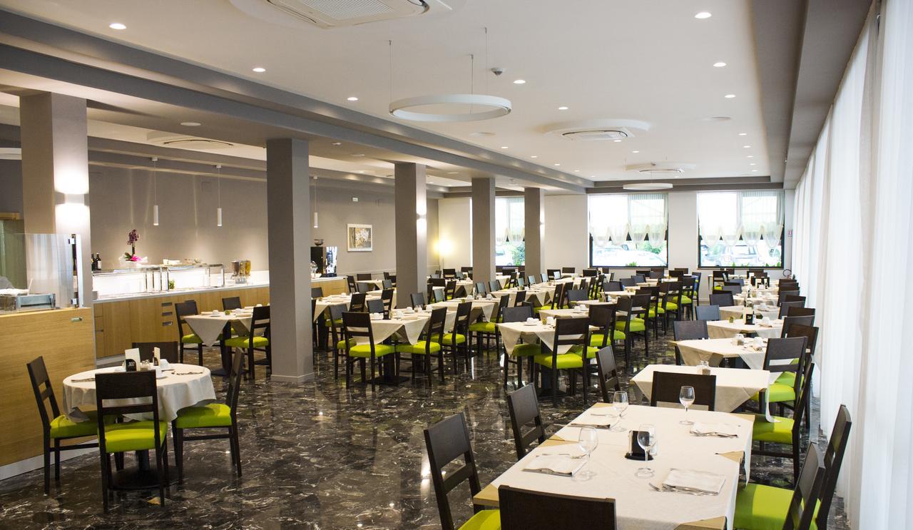 Hotel Pillon Бибионе Екстериор снимка